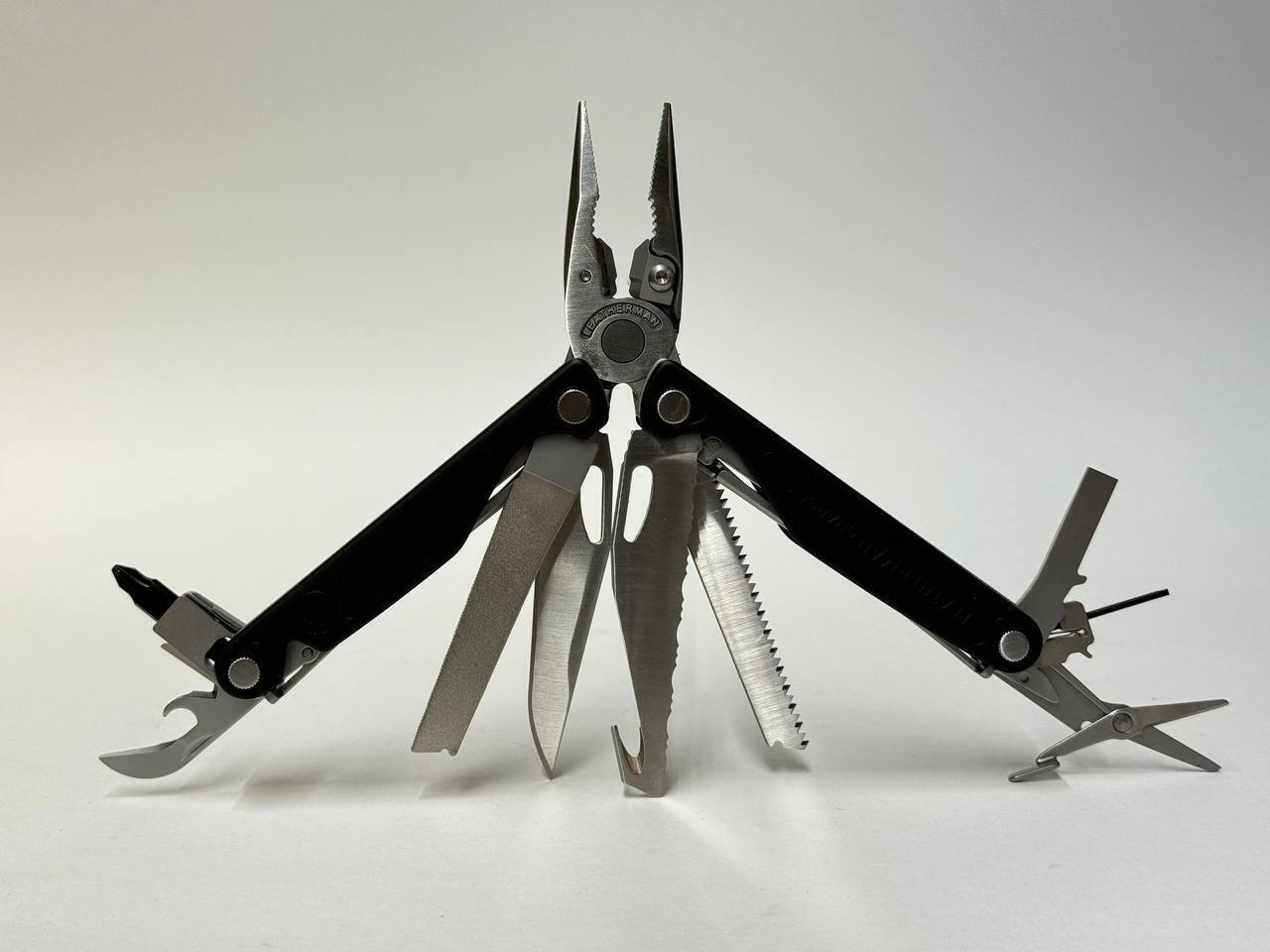 Мультитул Leatherman Charge Plus Black+Stainless 19 инстр., 7,4/10см, чехол нейлон, комп. бит купить